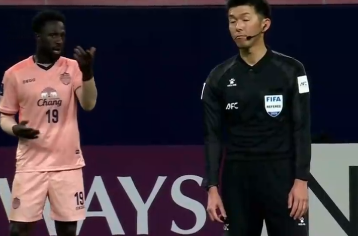 球速体育官网-蓉城逃过一劫！武里南进球被吹，VAR介入3分钟，越位毫厘之间